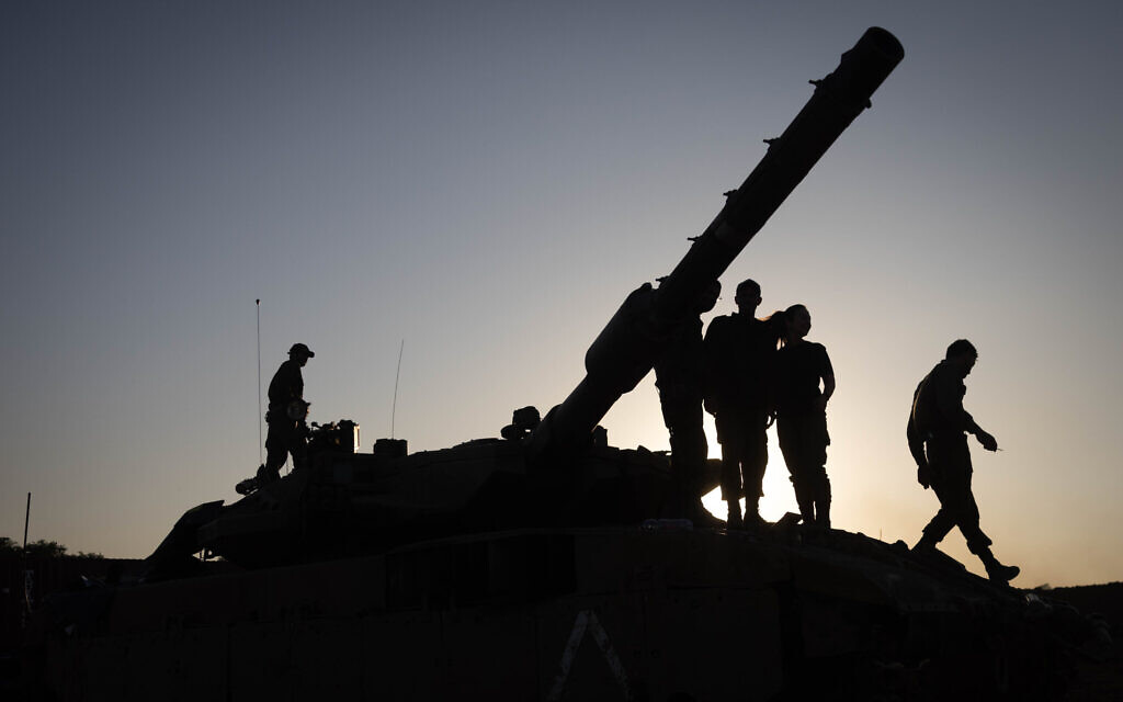Des soldats israéliens près de la frontière entre Israël et Gaza dans le sud d'Israël, le 29 novembre 2023. (Crédit : Chaïm Goldberg/Flash90)