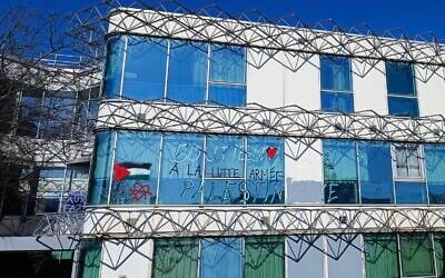 Un large tag « Soutien a la lutte armée palestinienne » à l’université Lyon-II, le 11 octobre 2023, peu après l’attaque du Hamas contre Israël. (Crédit : UEJF)