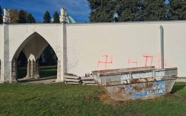 Un carré juif dans un cimetière vandalisé, à Vienne en Autriche, le 31 octobre 2023. (Crédit : Twitter) Un carré juif dans un cimetière vandalisé, à Vienne en Autriche, le 31 octobre 2023. (Crédit : Twitter)