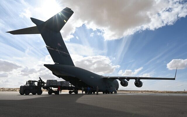 Un avion militaire contenant de l'aide humanitaire pour Gaza arrive en Egypte le 28 novembre 2023. (Crédit : CENTCOM)