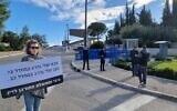 Yaël Alon tenant une pancarte sur laquelle on peut lire "Mon père a été tué dans la débâcle de 73. Mon fils a été tué dans la débâcle de 23", lors d'une manifestation contre le gouvernement, devant la Knesset, à Jérusalem, le 29 novembre 2023. Poursuivez Bibi et son gouvernement de la ruine. (Crédit : Capture d'écran Twitter ; utilisée conformément à la clause 27a de la loi sur le droit d'auteur)