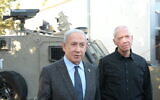 Le Premier ministre Benjamin Netanyahu et le ministre de la Défense Yoav Gallant (à droite) visitant une base du Commandement du Centre de l’armée israélienne, le 1er août 2023. (Crédit : Kobi Gideon/GPO)