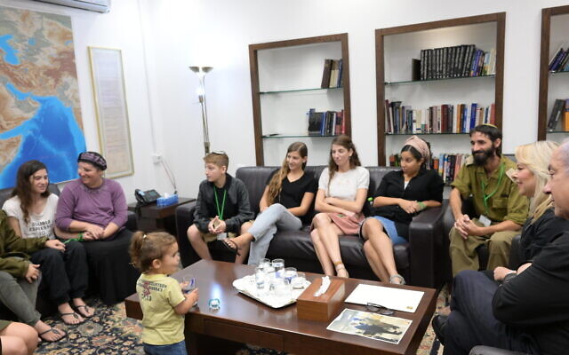 Le Premier ministre Benjamin Netanyahu et son épouse Sara, à droite, rencontrant la famille du sous-lieutenant Pedayah Mark qui a été tué lors d'une bataille à Gaza, dans l'implantation d'Otniel en Cisjordanie, le 9 novembre 2023. (Crédit : Amos Ben Gershom/GPO)