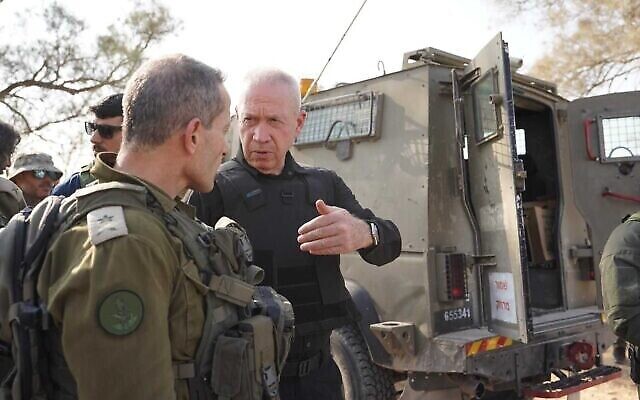 Le ministre de la Défense Yoav Gallant en visite près de la frontière de Gaza, le 1er novembre 2023. (Crédit : Elad Malka/Ministère de la défense)