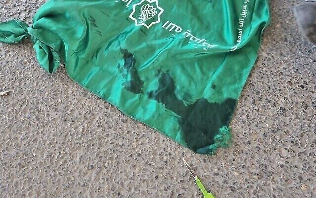 Un drapeau du Hamas et un petit couteau récupéré sur une femme palestinienne au point de contrôle de Qalandiya près de Jérusalem, le 7 novembre 2023. (Crédit : Police israélienne)