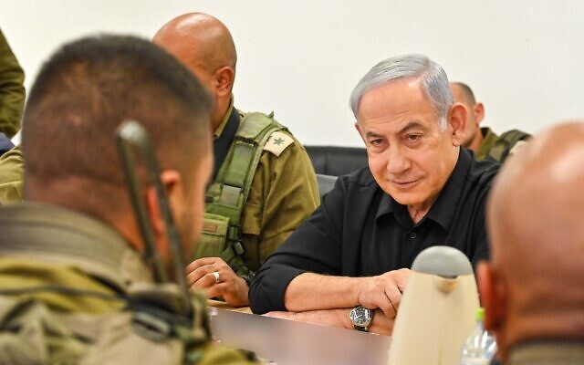 Le Premier ministre Benjamin Netanyahu visite le bataillon de reconnaissance du désert de Tsahal, également connu sous le nom d'unité 585 ou bataillon bédouin, le 13 novembre 2023. (Crédit : Kobi Gideon/GPO)