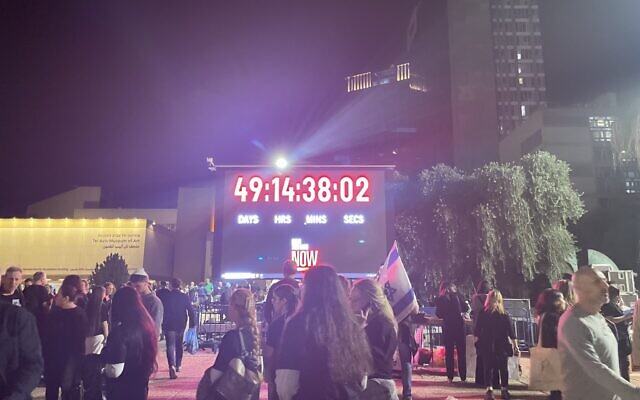 Une horloge faisant le décompte du temps passé à Gaza par les captifs enlevés le 7 octobre en Israël au cours d'un  rassemblement sur la Place des Otages de Tel Aviv, le 25 novembre 2023. (Autorisation : Jessica Steinberg/Times of Israel)