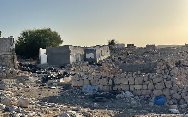 Le village palestinien de Zanutah abandonné par ses habitants à la suite d'une série d'attaques présumées et d'incidents de harcèlement par des résidents d’implantations extrémistes de la région, dans les collines du sud de Hébron en Cisjordanie, le 9 novembre 2023. (Crédit : Jeremy Sharon/Times of Israel)