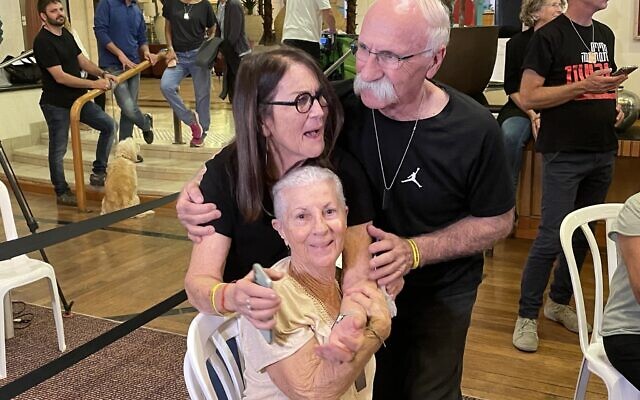 Simcha Shani, grand-mère d'Amit Shani, serrant dans ses bras les autres grands-parents de son petit-fils, Musa et Dahlia Weissman, après avoir reçu la nouvelle qu'Amit a été libéré des geôles du Hamas à Gaza, le 30 novembre 2023. (Crédit : Jeremy Sharon/Times of Israel) Simcha Shani, grand-mère d'Amit Shani, serrant dans ses bras les autres grands-parents de son petit-fils, Musa et Dahlia Weissman, après avoir reçu la nouvelle qu'Amit a été libéré des geôles du Hamas à Gaza, le 30 novembre 2023. (Crédit : Jeremy Sharon/Times of Israel)