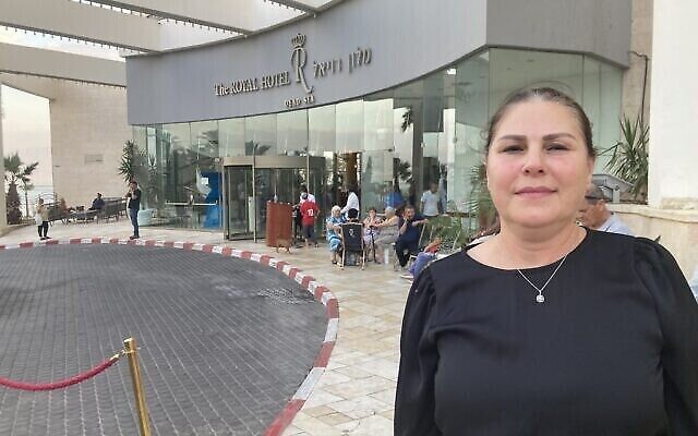 La directrice de l'hôtel Royal, Ruth Cohen, dit avoir perdu 80 % de ses employés qui sont soit des Palestiniens sous couvre-feu, soit des Ukrainiens et des Argentins qui ont quitté le pays lorsque la guerre a éclaté, dans la Mer Morte,  e 30 octobre 2023. (Crédit : Mati Wagner/Times of Israël)