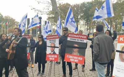 Des manifestants participant à une manifestation au nom des otages détenus à Gaza par des terroristes du Hamas, devant les Nations unies, à New York , le 7 novembre 2023. (Crédit : Sarah Rosen)