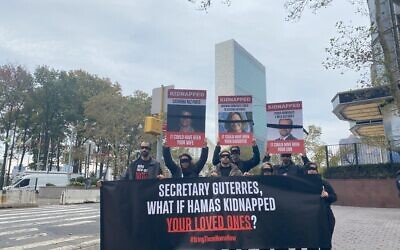 Des manifestants participant à une manifestation au nom des otages détenus à Gaza par des terroristes du Hamas, devant les Nations unies, à New York , le 7 novembre 2023. (Crédit : Sarah Rosen)