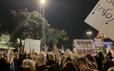 Les participants à une manifestation organisée pour marquer le premier mois qui s'est écoulé depuis le massacre du Hamas du 7 octobre devant la Knesset. (Crédit : Jessica Steinberg/Times of Israel)