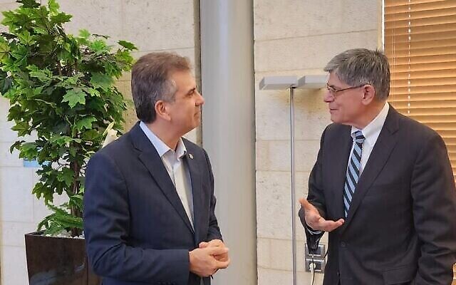 Le ministre des Affaires étrangères Eli Cohen rencontre le nouvel ambassadeur américain Jack Lew à Jérusalem, le 7 novembre 2023. (Crédit : Ministère des Affaires étrangères)