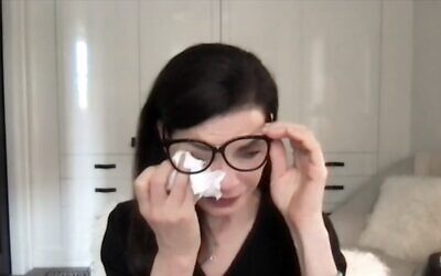 Capture d'écran de la vidéo de Julianna Margulies s'adressant à Channel 12, 12 novembre 2023. (Channel 12. Utilisé conformément à la clause 27a de la loi sur le droit d'auteur)