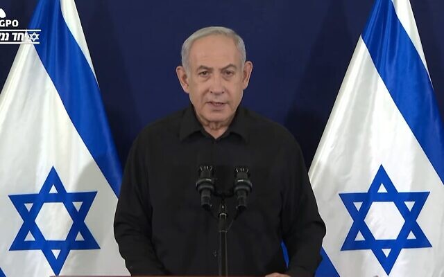 Le Premier ministre Benjamin Netanyahu s'exprime depuis le quartier général militaire de Kirya à Tel Aviv, le 7 novembre 2023. (Capture d'écran : YouTube ; utilisée conformément à l'article 27a de la loi sur le droit d'auteur)