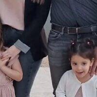 Raz et Aviv Asher prises en otage par le Hamas au Kibboutz Beeri, le 7 octobre 2023. (Autorisation)