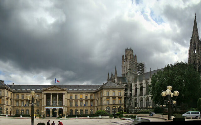 L'hôtel de ville de Rouen, contigu à l'abbatiale Saint-Ouen. (Crédit : Tango7174 / CC BY-SA 4.0)