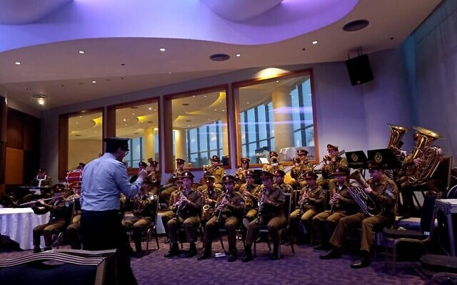 L'orchestre de Tsahal se produit pour les évacués de Sderot, mer Morte, le 30 octobre 2023. (Crédit : Tsahal)