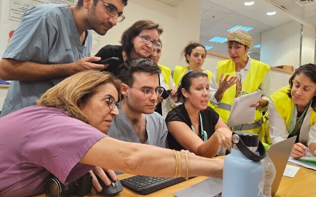 Le personnel de l’hôpital Soroka à Beer Sheva. (Crédit : Soroka)
