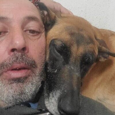 Eitan Levy, chauffeur de taxi originaire de Bat Yam, est porté disparu depuis qu'il a déposé un passager au kibboutz Beeri, le 7 octobre 2023 (Autorisation) Eitan Levy, chauffeur de taxi originaire de Bat Yam, est porté disparu depuis qu'il a déposé un passager au kibboutz Beeri, le 7 octobre 2023 (Autorisation)