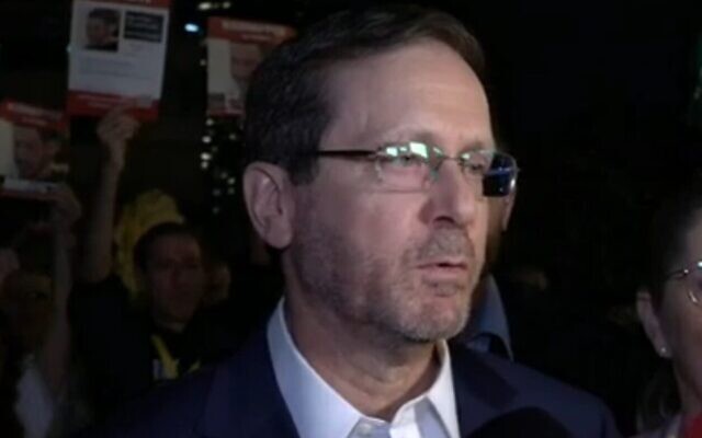 Le président Isaac Herzog rencontrant les familles des Israéliens retenus en otage par le Hamas à Gaza, à Tel Aviv, le 9 novembre 2023. (Crédit : Capture d'écran de la Douzième chaîne ; utilisée conformément à la clause 27a de la loi sur les droits d'auteur)) Le président Isaac Herzog rencontrant les familles des Israéliens retenus en otage par le Hamas à Gaza, à Tel Aviv, le 9 novembre 2023. (Crédit : Capture d'écran de la Douzième chaîne ; utilisée conformément à la clause 27a de la loi sur les droits d'auteur))