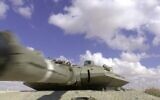 Une soldate israélienne aux commandes d'un char Merkava IV. (Crédit : Capture d'écran de la Douzième chaine ; utilisée conformément à l'article 27a de la loi sur les droits d'auteur)