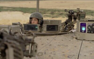 Une soldate de l'armée israélienne à l'intérieur d'un char, dans une vidéo diffusée le 25 novembre 2023. (Crédit : Capture d'écran/Chaîne N12)