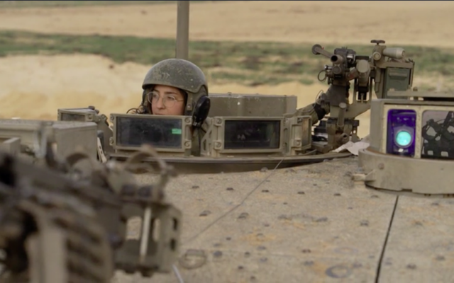 Une soldate de Tsahal dans un tank.(Capture d’écran : Douzième chaine, utilisée conformément à l’article 27a de la loi sur les droits d’auteur) Une soldate de Tsahal dans un tank.(Capture d’écran : Douzième chaine, utilisée conformément à l’article 27a de la loi sur les droits d’auteur)