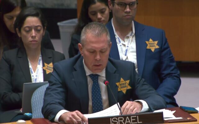 Des délégués israéliens portant des étoiles jaunes de David alors que l'ambassadeur à l'ONU Gilad Erdan s'adresse au Conseil de sécurité, à New York, le 30 octobre 2023. (Crédit : ONU) Des délégués israéliens portant des étoiles jaunes de David alors que l'ambassadeur à l'ONU Gilad Erdan s'adresse au Conseil de sécurité, à New York, le 30 octobre 2023. (Crédit : ONU)