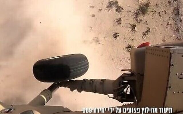 L’armée israélienne a publié des images montrant des membres de l’unité d’élite 669 de recherche et de sauvetage héliportée de l’armée de l’air extrayant des soldats blessés de la bande de Gaza, pendant l’offensive terrestre israélienne, le 3 novembre 2023. (Capture d’écran/X) L’armée israélienne a publié des images montrant des membres de l’unité d’élite 669 de recherche et de sauvetage héliportée de l’armée de l’air extrayant des soldats blessés de la bande de Gaza, pendant l’offensive terrestre israélienne, le 3 novembre 2023. (Capture d’écran/X)
