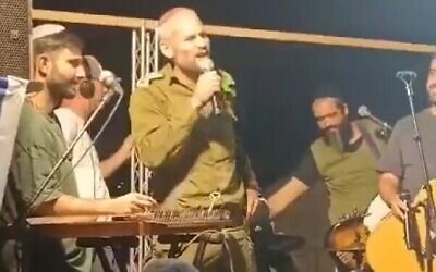 Le capitaine Amichaï Friedman, rabbin de la base militaire du bataillon Nahal, s'adressant à des soldats depuis une estrade, le 4 novembre 2023. (Crédit : Capture d'écran de la vidéo X : utilisée conformément à l'article 27a de la loi sur le droit d'auteur)