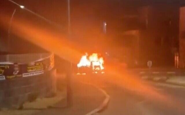 Une voiture en feu après avoir été touchée par une roquette tirée depuis le Liban, dans la ville de Kiryat Shmona, dans le nord d’Israël, le 5 novembre 2023. (Crédit : Capture d'écran de la vidéo X ; utilisée conformément à l'article 27a de la loi sur le droit d'auteur) Une voiture en feu après avoir été touchée par une roquette tirée depuis le Liban, dans la ville de Kiryat Shmona, dans le nord d’Israël, le 5 novembre 2023. (Crédit : Capture d'écran de la vidéo X ; utilisée conformément à l'article 27a de la loi sur le droit d'auteur)