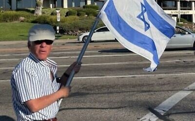 Paul Kessler manifestant sa solidarité avec Israël, à Los Angeles, le 5 novembre 2023. (Crédit : Autorisation de l'auteur ; utilisée conformément à la clause 27a de la loi sur les droits d'auteur) Paul Kessler manifestant sa solidarité avec Israël, à Los Angeles, le 5 novembre 2023. (Crédit : Autorisation de l'auteur ; utilisée conformément à la clause 27a de la loi sur les droits d'auteur)