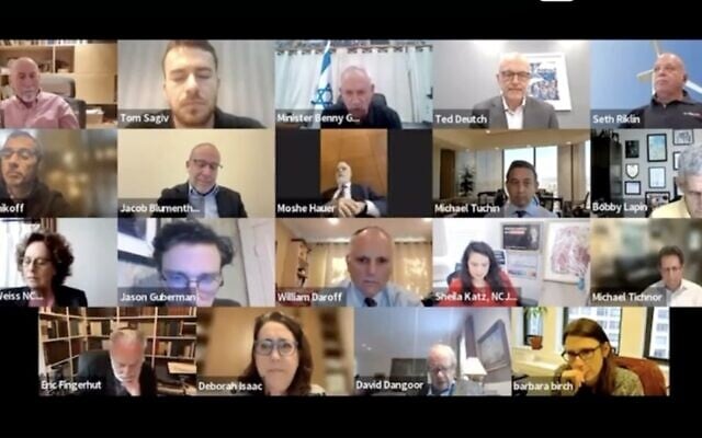Le président du parti HaMahane HaMamlahti, Benny Gantz, tenant une réunion via Zoom avec des dirigeants d'organisations juives américaines, le 9 novembre 2023. (Crédit : Capture d'écran/Israel Hayom) Le président du parti HaMahane HaMamlahti, Benny Gantz, tenant une réunion via Zoom avec des dirigeants d'organisations juives américaines, le 9 novembre 2023. (Crédit : Capture d'écran/Israel Hayom)