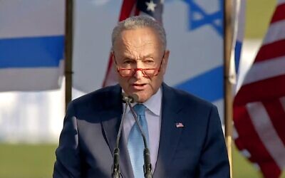 Le chef de la majorité au Sénat Chuck Schumer prenant la parole lors d'un rassemblement pro-Israël, à Washington, le 14 novembre 2023. (Crédit : Capture d'écran YouTube)