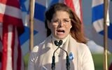 Debra Messing s'adressant à un rassemblement pro-Israël, à Washington le 14 novembre 2023. (Crédit : Capture d'écran YouTube)