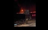 Une incendie vraisemblablement causé par des frappes aériennes israéliennes à l'extérieur de Damas, en Syrie, le 17 novembre 2023. (Crédit : Capture d'écran de la vidéo X ; utilisée conformément à l'article 27a de la loi sur le droit d'auteur)