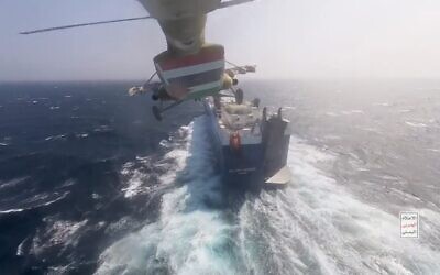 Les Houthis du Yémen, soutenus par l'Iran, ont publié une vidéo montrant comment le groupe avait détourné un navire de transport lié à Israël dans la mer Rouge, le 20 novembre 2023. (Crédit : Capture d'écran X)
