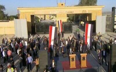 Les Premiers ministres belge et espagnol Alexander De Croo et Pedro Sánchez tenant une conférence de presse, au point de passage égyptien de Rafah, le 24 novembre 2023. (Crédit : Capture d'écran de la Douzième chaîne)