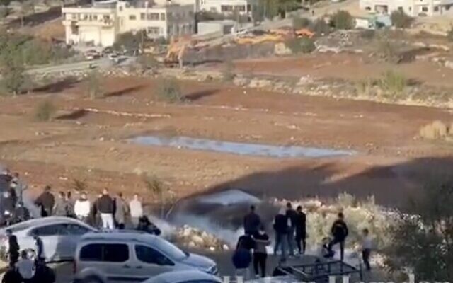 Les forces de sécurité israéliennes tirant des gaz lacrymogènes sur les Palestiniens qui se rassemblent devant la prison d'Ofer, en Cisjordanie, le 24 novembre 2023. (Crédit : Capture d'écran X) Les forces de sécurité israéliennes tirant des gaz lacrymogènes sur les Palestiniens qui se rassemblent devant la prison d'Ofer, en Cisjordanie, le 24 novembre 2023. (Crédit : Capture d'écran X)