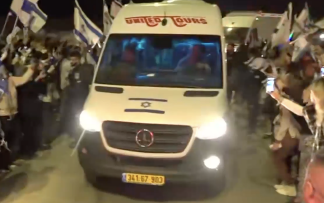 12 otages israéliens libérés des mains du Hamas arrivant à la base de Hatzerim, en Israël, le 26 novembre 2023. (Crédit : Capture d'écran)