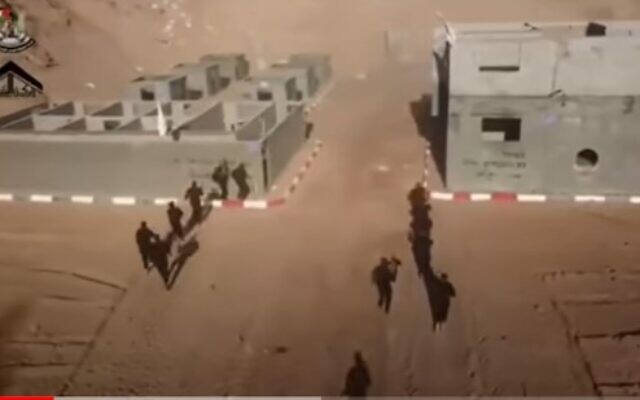 Des terroristes du Hamas s'entraînent dans un kibboutz reconstitué dans la bande de Gaza pour attaquer Israël. (Capture d'écran/YouTube: used in accordance with Clause 27a of the Copyright Law) Des terroristes du Hamas s'entraînent dans un kibboutz reconstitué dans la bande de Gaza pour attaquer Israël. (Capture d'écran/YouTube: used in accordance with Clause 27a of the Copyright Law)
