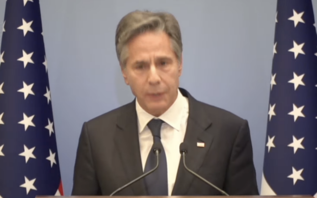 Le secrétaire d'État américain Antony Blinken s'exprimant lors d'une conférence de presse, à l'ambassade des États-Unis, à Jérusalem, le 30 novembre 2023. (Crédit : Capture d'écran YouTube ; utilisée conformément à la clause 27a de la loi sur le droit d'auteur)