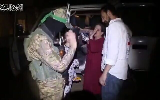 Une vidéo de propagande du groupe terroriste du Hamas, tournée lors de la libération d'otages à Gaza, le 25 novembre 2023. (Capture d'écran/X) Une vidéo de propagande du groupe terroriste du Hamas, tournée lors de la libération d'otages à Gaza, le 25 novembre 2023. (Capture d'écran/X)