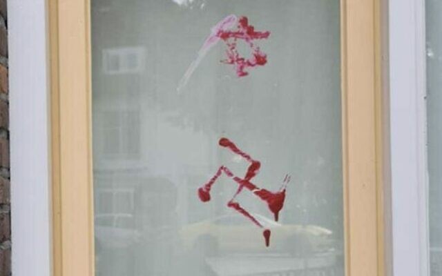 La fenêtre de Shevan récemment vandalisée. (Avec l'aimable autorisation de la JTA)