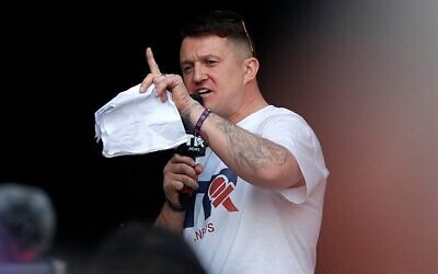 L'activiste d'extrême-droite Tommy Robinson pendant un rassemblement sur Parliament Square à Londres, le 29 mars 2019. (Crédit : AP Photo/ Frank Augstein)