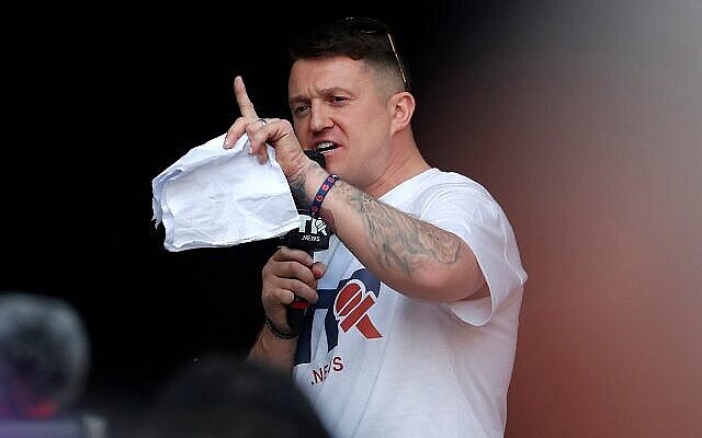 L'activiste d'extrême-droite Tommy Robinson pendant un rassemblement sur Parliament Square à Londres, le 29 mars 2019. (Crédit : AP Photo/ Frank Augstein) L'activiste d'extrême-droite Tommy Robinson pendant un rassemblement sur Parliament Square à Londres, le 29 mars 2019. (Crédit : AP Photo/ Frank Augstein)