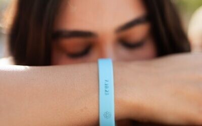 Une survivante de la rave Supernova au centre de retraite Secret Forest à Chypre, sur une photo non datée. Son bracelet permettait l'entrée à la fête, le jour du massacre. (Autorisation de l'auteur)