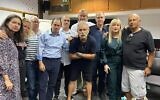 La directrice générale de l'UJIA, Mandie Winston, à gauche, et des membres de la mission de solidarité que son organisation a organisée en Israël, rencontrent des interlocuteurs israéliens à Jérusalem, le 30 octobre 2023. (Autorisation)